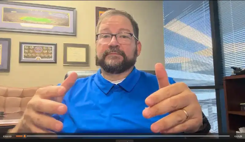 Al Schiebel discussing the difference between health insurance benchmarking and actual cost-control strategies. Text overlay: "Averages don't control costs."